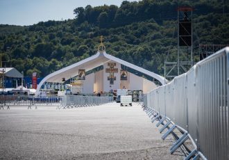 event navsteva papeza 2021 pódium